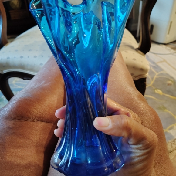 Vintage Blue 💙 Hand Blown 9" Swirled Ruffle Edge Blue Glass Bud Vase - Picture 4 of 7